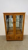 MODERN TEAK FINISH 2 DOOR GLAZED DISPLAY CABINET WITH LOWER DRAWER.