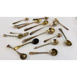 A GROUP OF 16 ASSORTED VINTAGE SILVER AND WHITE METAL SALT AND MUSTARD SPOONS,