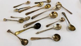 A GROUP OF 16 ASSORTED VINTAGE SILVER AND WHITE METAL SALT AND MUSTARD SPOONS,