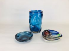3 PIECES OF ART GLASS TO INCLUDE WHITEFRIARS STYLE BLUE CYLINDRICAL VASE - HEIGHT 21CM.