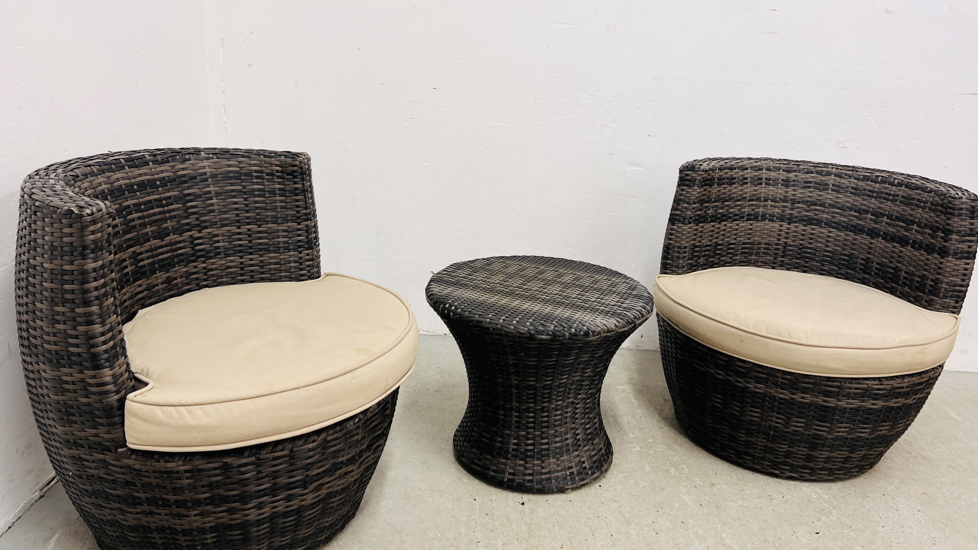 A PAIR OF MODERN GARDEN WOVEN BARREL CHAIRS ALONG WITH A MATCHING CIRCULAR TABLE. - Image 8 of 8