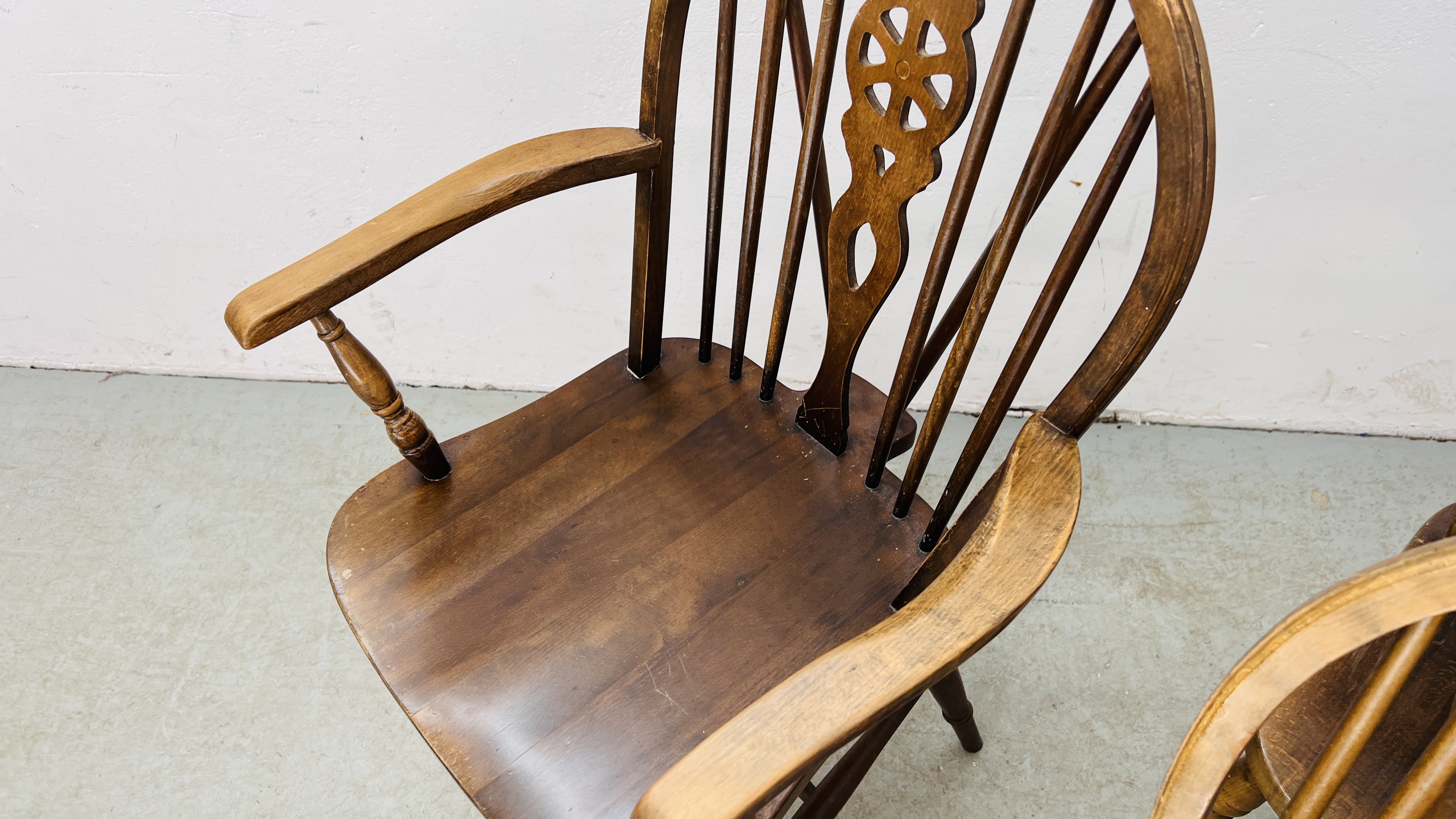 A GROUP OF 4 WHEEL BACK DINING CHAIRS INCLUDING 1 CARVER. - Image 8 of 8