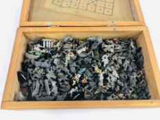 A WOODEN BOX OF VINTAGE LEAD FIGURES TO INCLUDE DUNGEONS AND DRAGONS.