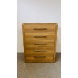 A MODERN LIGHT OAK EFFECT FIVE DRAWER CHEST WITH CHROME HANDLES, W 89CM X D 44CM X H 115CM.