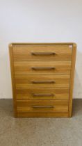 A MODERN LIGHT OAK EFFECT FIVE DRAWER CHEST WITH CHROME HANDLES, W 89CM X D 44CM X H 115CM.