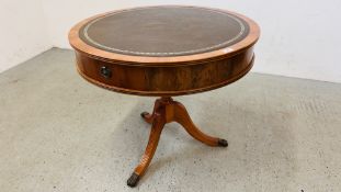 A REPRODUCTION FLAME MAHOGANY FINISH SINGLE PEDESTAL LEATHER TOOLED TOP 2 DRAWER DRUM TABLE - 84CM