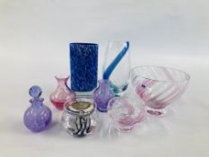 A GROUP OF ART GLASS VASES AND DISHES TO INCLUDE CAITHNESS EXAMPLES.