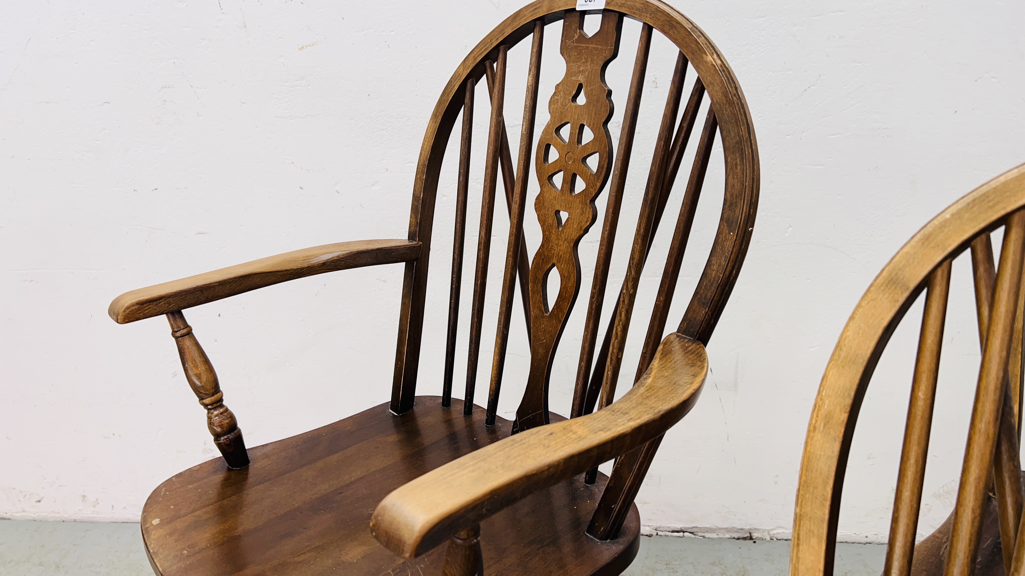 A GROUP OF 4 WHEEL BACK DINING CHAIRS INCLUDING 1 CARVER. - Image 7 of 8