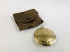 AN ANTIQUE 9CT GOLD CIRCULAR MIRRORED COMPACT WITH ENGINE TURNED DETAIL AND PENDANT LOOP,