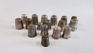 A COLLECTION OF 17 THIMBLES TO INCLUDE SOME SILVER CHARLES HORNER, REGARD, BLACKPOOL ETC.