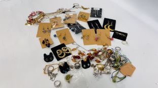 SELECTION OF SILVER AND GOLD TONE COSTUME JEWELLERY - RINGS, EARRINGS, BRACELETS AND NECKLACES.