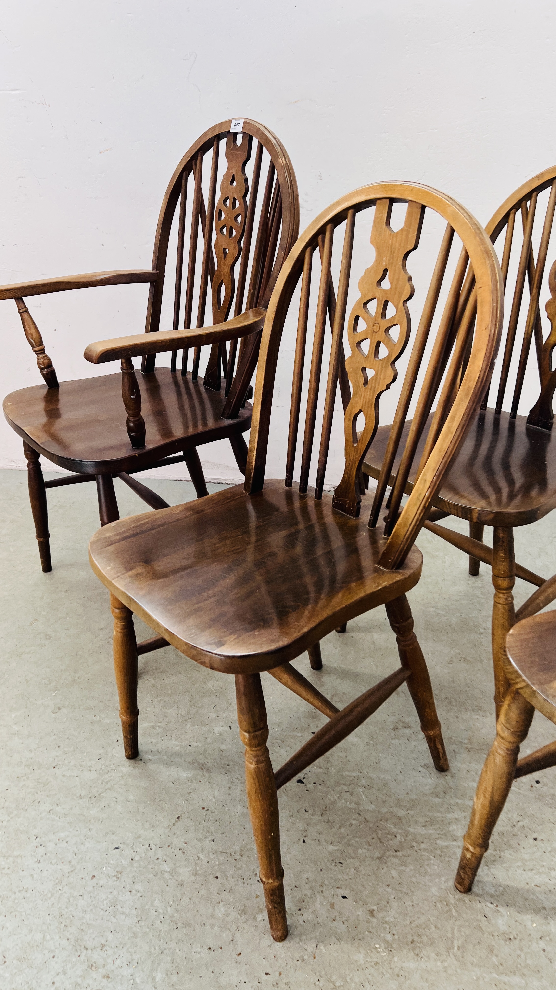 A GROUP OF 4 WHEEL BACK DINING CHAIRS INCLUDING 1 CARVER. - Image 4 of 8