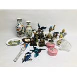 A COLLECTION OF KINGFISHER CABINET ORNAMENTS, TWO PAPERWEIGHTS AND A PAIR OF LIDDED TRINKET BOXES,