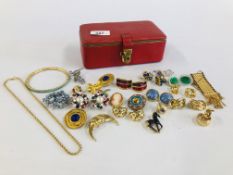 A BOX OF VINTAGE COSTUME JEWELLERY TO INCLUDE BROOCHES, EARRINGS, TRIFARI CHAIN AND MONET.