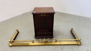 A VINTAGE ARTS & CRAFTS STYLE MAHOGANY COAL PURDONIUM ALONG WITH BRASS EXTENDING FIRE SURROUND.