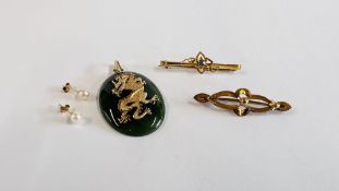 TWO VINTAGE BROOCHES MARKED 9CT,