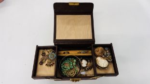 A VINTAGE CANTILEVER JEWELLERY BOX CONTAINING VINTAGE JEWELLERY TO INCLUDE LAVE CAMEO,
