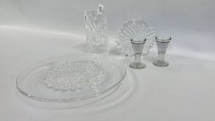 A GROUP OF SWEDISH GLASS TO INCLUDE A VASE - H 18CM, CANDLE HOLDER H 14.