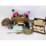 A VINTAGE WOODEN LIBBY'S CRATE CONTAINING COLLECTABLES TO INCLUDE CARL ZEISS JENA 8X30 BINOCULARS,