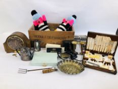 A VINTAGE WOODEN LIBBY'S CRATE CONTAINING COLLECTABLES TO INCLUDE CARL ZEISS JENA 8X30 BINOCULARS,