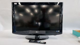 AN LG 32 INCH TV MODEL 32LD320-ZA COMPLETE WITH REMOTE - SOLD AS SEEN.