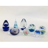A GROUP OF ART GLASS PAPERWEIGHTS TO INCLUDE WEDGEWOOD EXAMPLES.