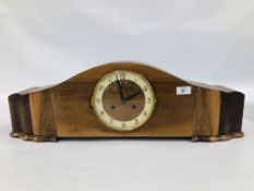 A VINTAGE ARROECO OAK CASED MANTEL CLOCK WITH STRIKING MOVEMENT.