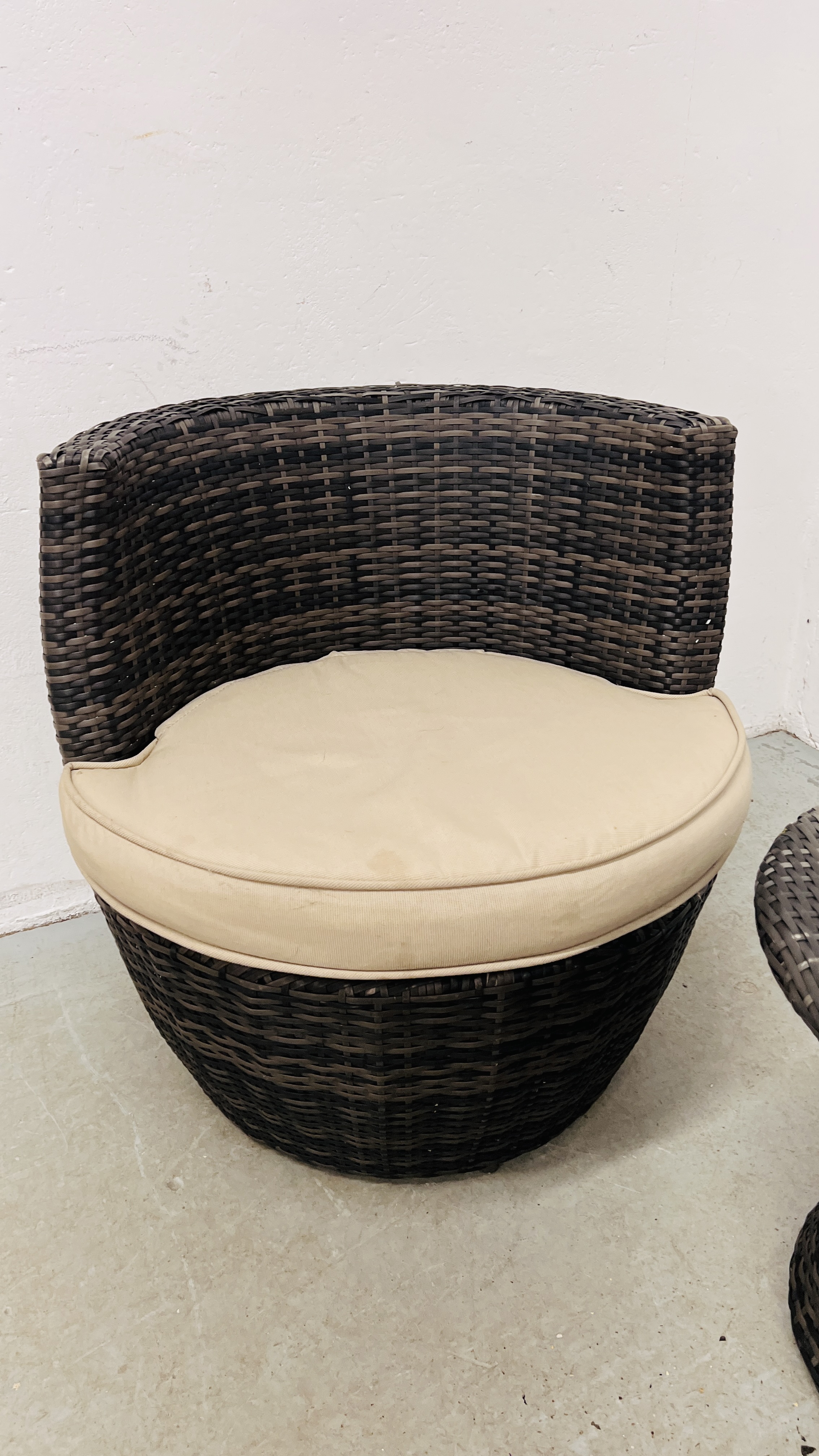 A PAIR OF MODERN GARDEN WOVEN BARREL CHAIRS ALONG WITH A MATCHING CIRCULAR TABLE. - Image 5 of 8