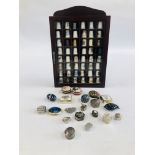 A COLLECTION OF APPROX 19 ASSORTED DECORATIVE PILL / TRINKET BOXES TO INCLUDE ENAMELLED SILVER