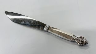 A SILVER HANDLED GEORG JENSEN CAKE SLICE 26.6 CM L.