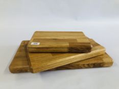 SET OF 3 SOLID OAK CHOPPING BOARDS - LARGEST 51CM X 28CM.