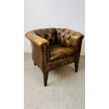 A GOOD QUALITY LEATHER BUTTON BACK TUB CHAIR