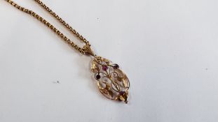 AN EDWARDIAN 9CT GOLD DROP PENDANT ON A 9CT GOLD BELCHER STYLE CHAIN - L 44CM.