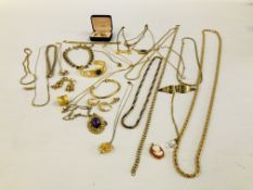A TRAY OF GOLD TONE JEWELLERY TO INCLUDE A ROPE TWIST NECKLACE CAMEO,