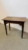 A VINTAGE OAK HALL TABLE ON TURNED SUPPORTS - W 83CM X D 47CM X H 74CM.