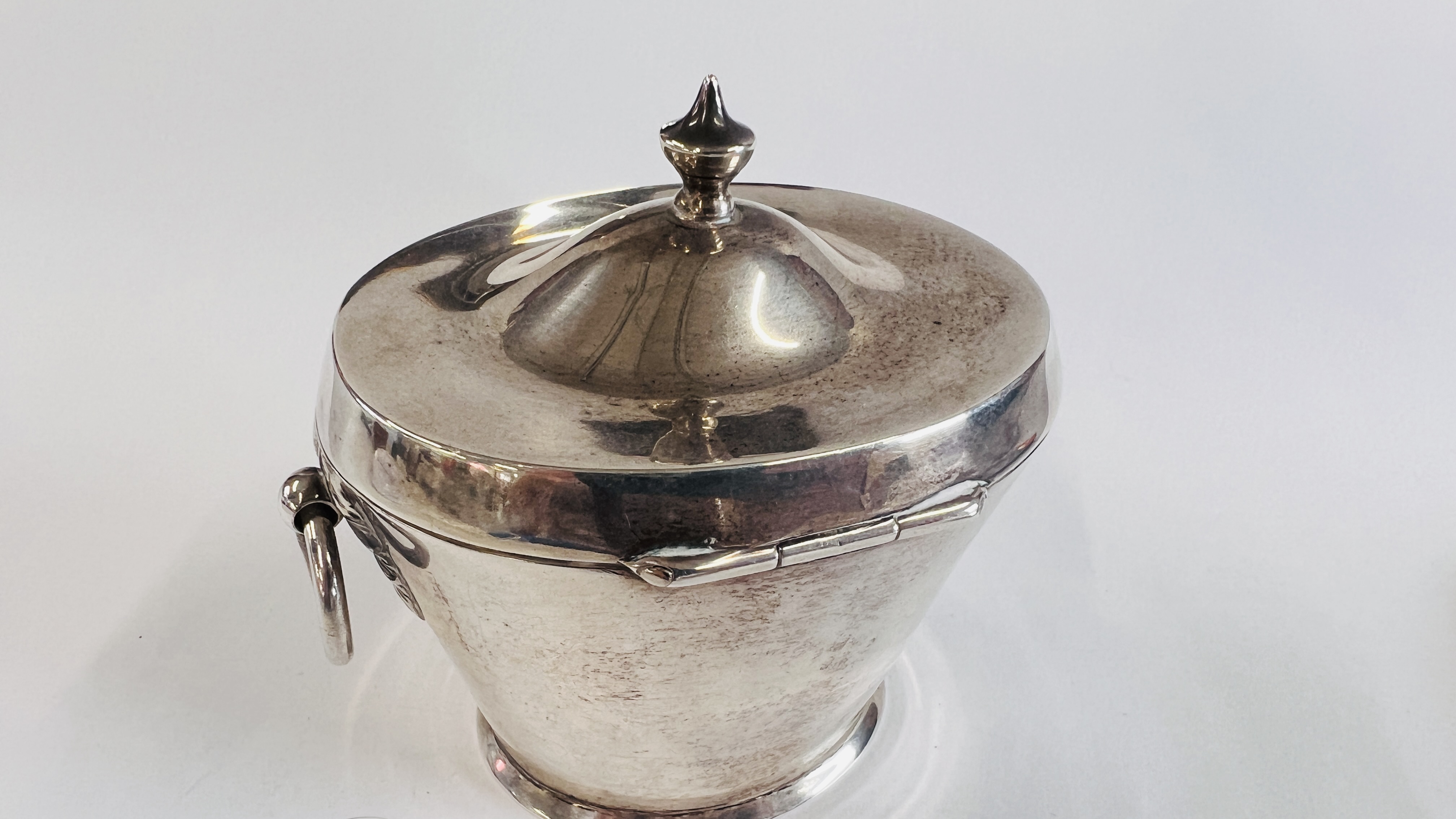 A SILVER TEA CADDY 1899 WILLIAM HUTTON & SONS LTD LONDON ASSAY 9CM H X 9.5CM W. - Image 3 of 8