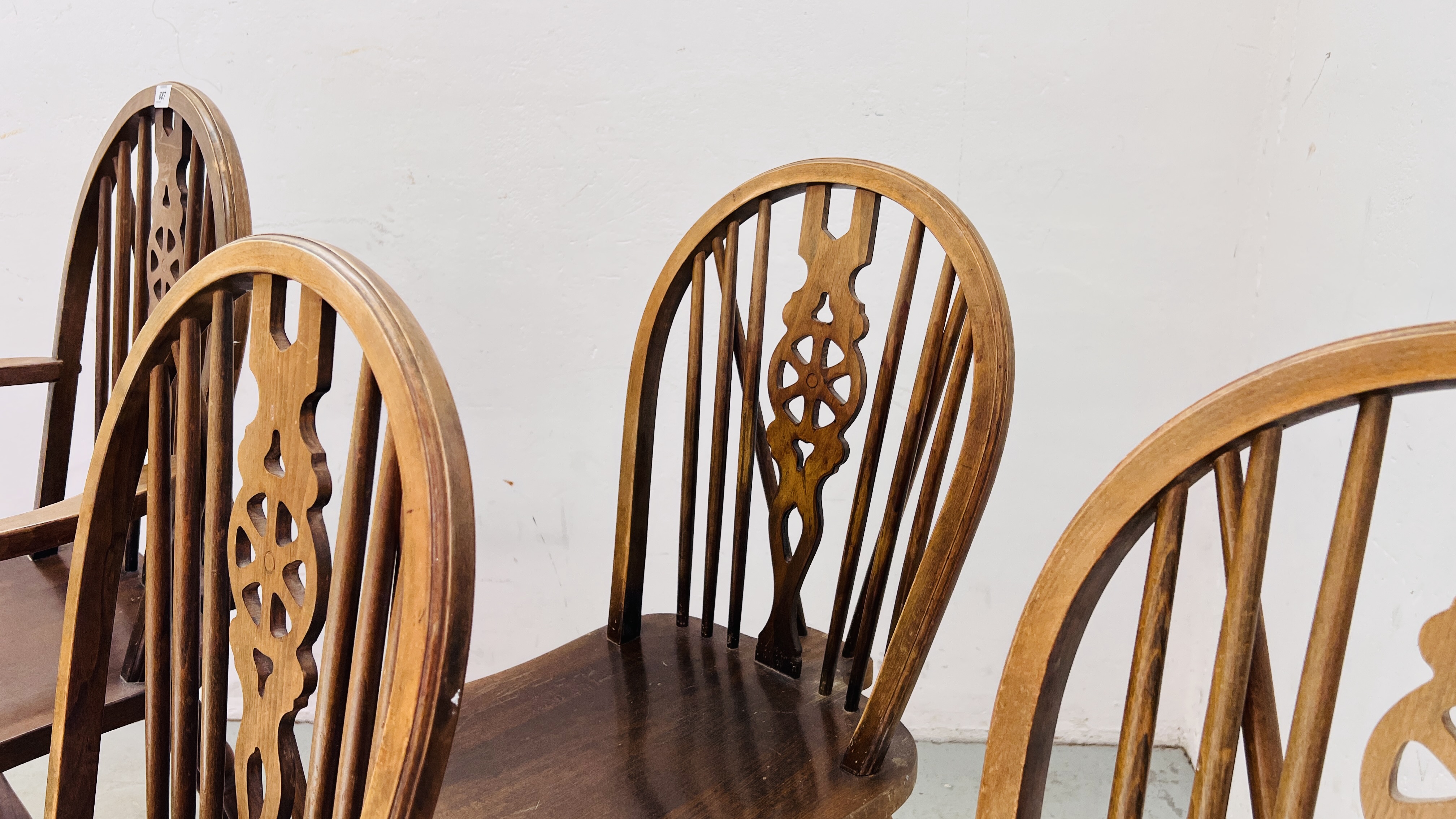 A GROUP OF 4 WHEEL BACK DINING CHAIRS INCLUDING 1 CARVER. - Image 6 of 8