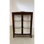 A 1940'S MAHOGANY FINISH DISPLAY CABINET