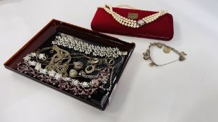 A TRAY OF ASSORTED WHITE METAL AND SILVER JEWELLERY TO INCLUDE EVENING NECKLACES AND A SILVER CHARM