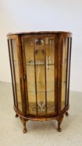 A 1940'S MAHOGANY BOW FRONT DISPLAY CABINET WITH SLIDING DOOR.