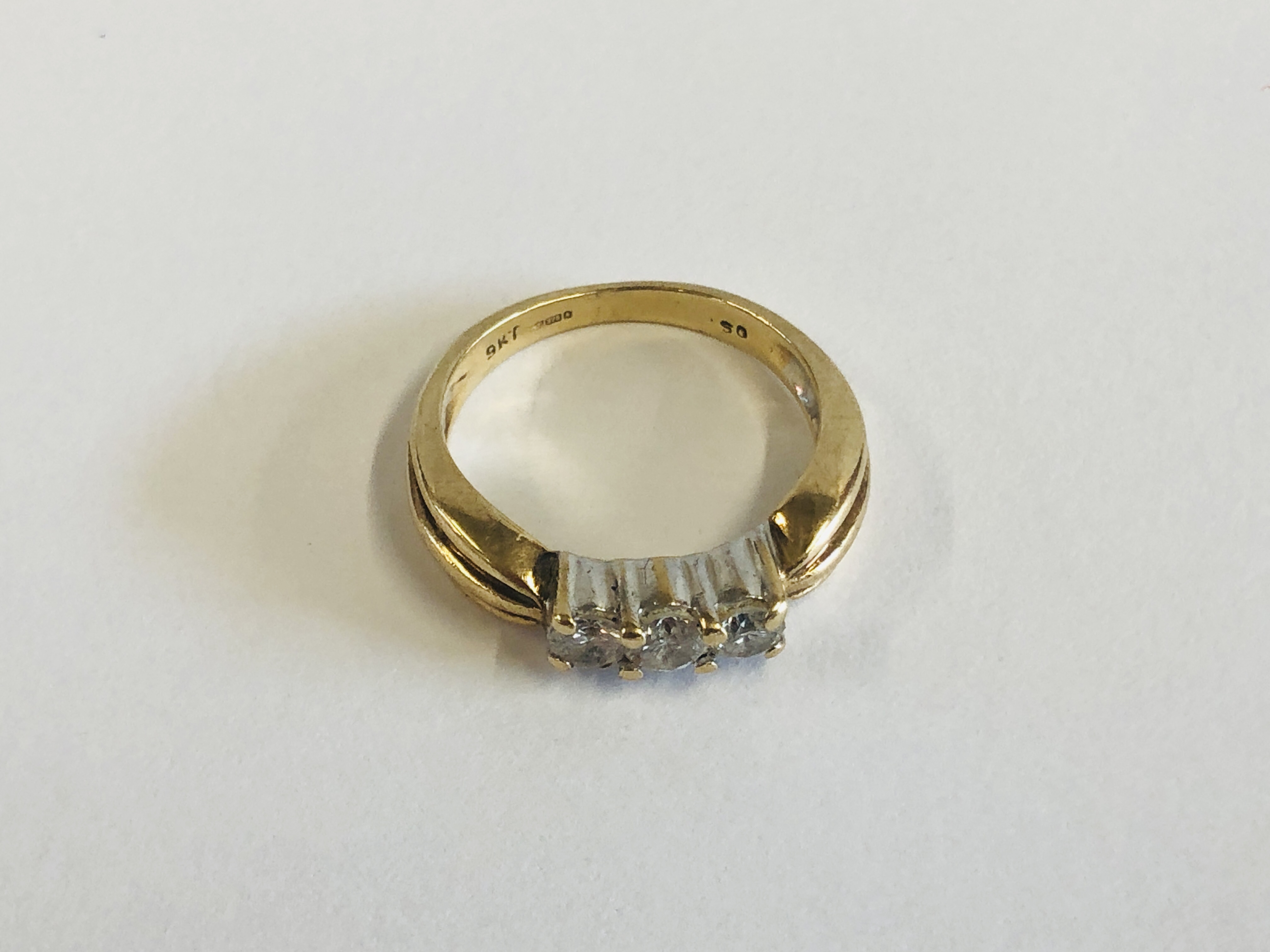 A 9CT GOLD THREE STONE DIAMOND RING. - Image 6 of 8