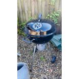 A KETTLE STYLE CHARCOAL BBQ.