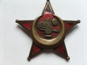 MEDALS: WW1 TURKISH GALLIPOLI STAR MARKED BB.C° ON REVERSE, SOME DAMAGE TO RED ENAMEL.
