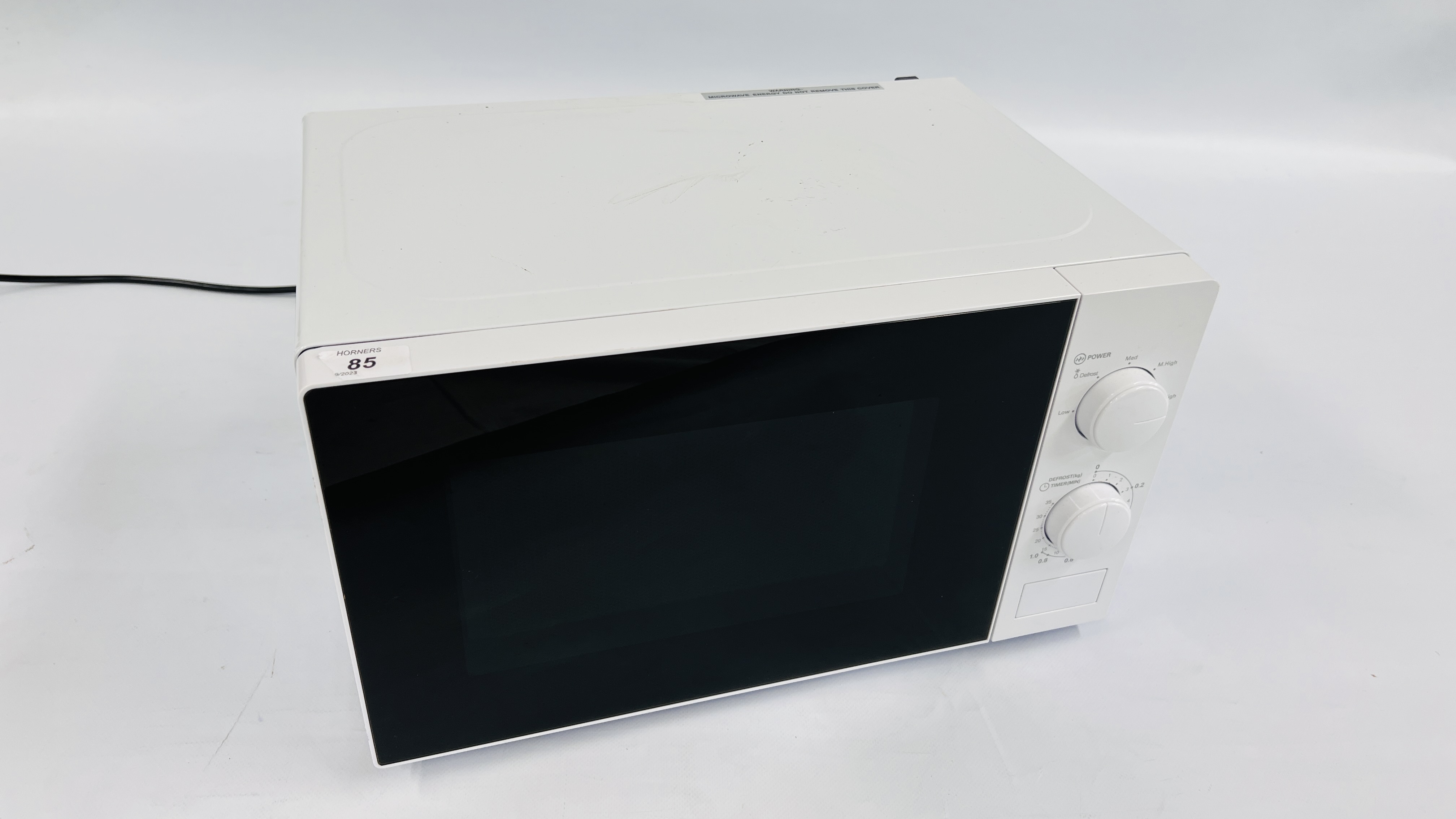 TESCO WHITE MICROWAVE - SOLD AS SEEN. - Image 2 of 4