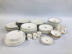 AN EXTENSIVE COLLECTION OF WHITE PORCELAIN AND CHINA DINNER PLATES TO INCLUDE ROYAL WORCESTER AND