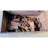 A VINTAGE WOODEN TOOL CHEST AND CONTENTS TO INCLUDE A COLLECTION OF APPROX 34 VINTAGE CARPENTERS