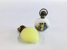 A GROUP OF 2 VINTAGE MINIATURE PERFUME BOTTLES TO INCLUDE HAND PAINTED ORIENTAL EXAMPLE.