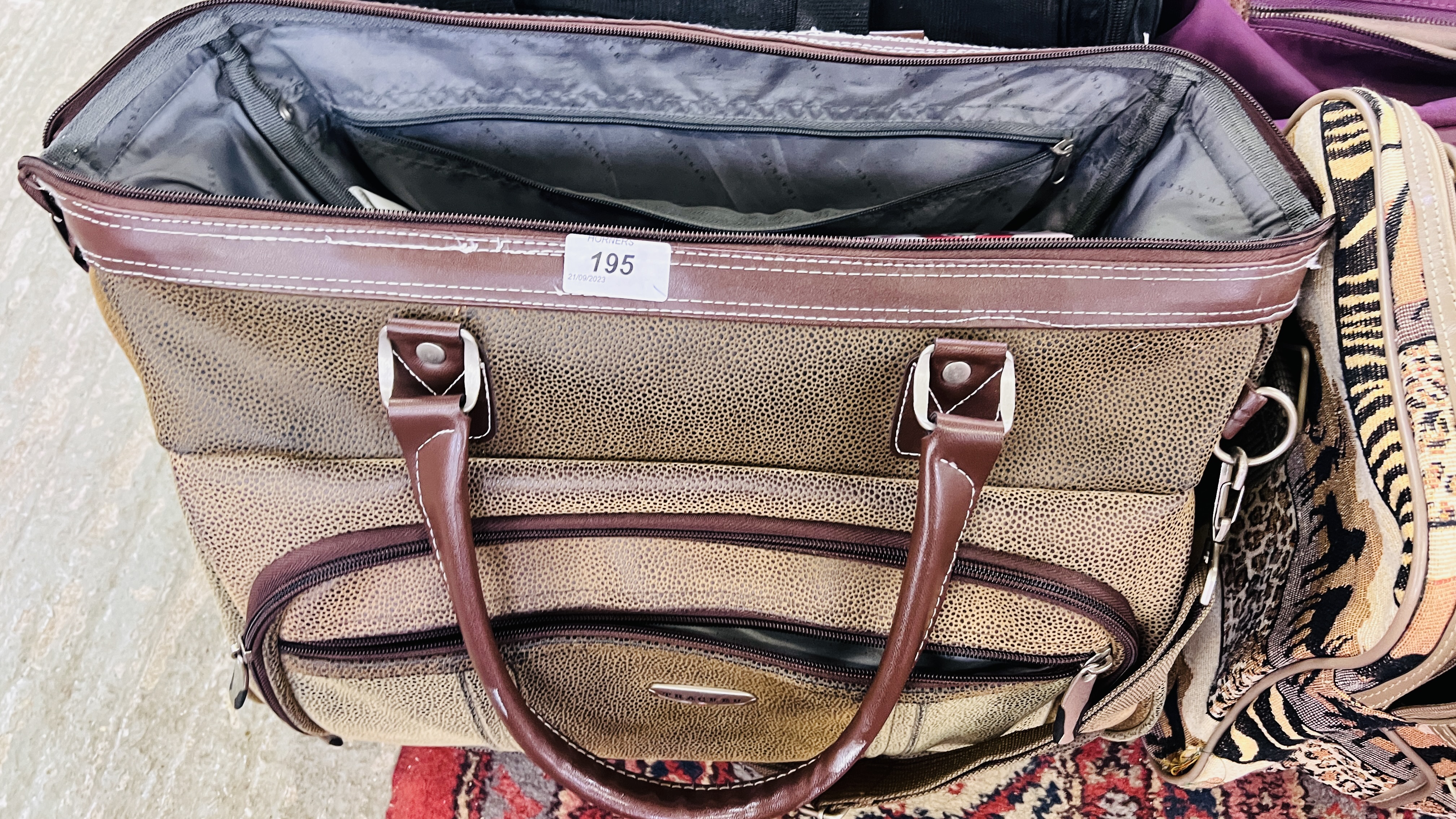 A GROUP OF ASSORTED HANDBAGS AND TRAVEL BAGS TO INCLUDE EXAMPLES MARKED TRACKER, NINE WEST ETC. - Image 3 of 8