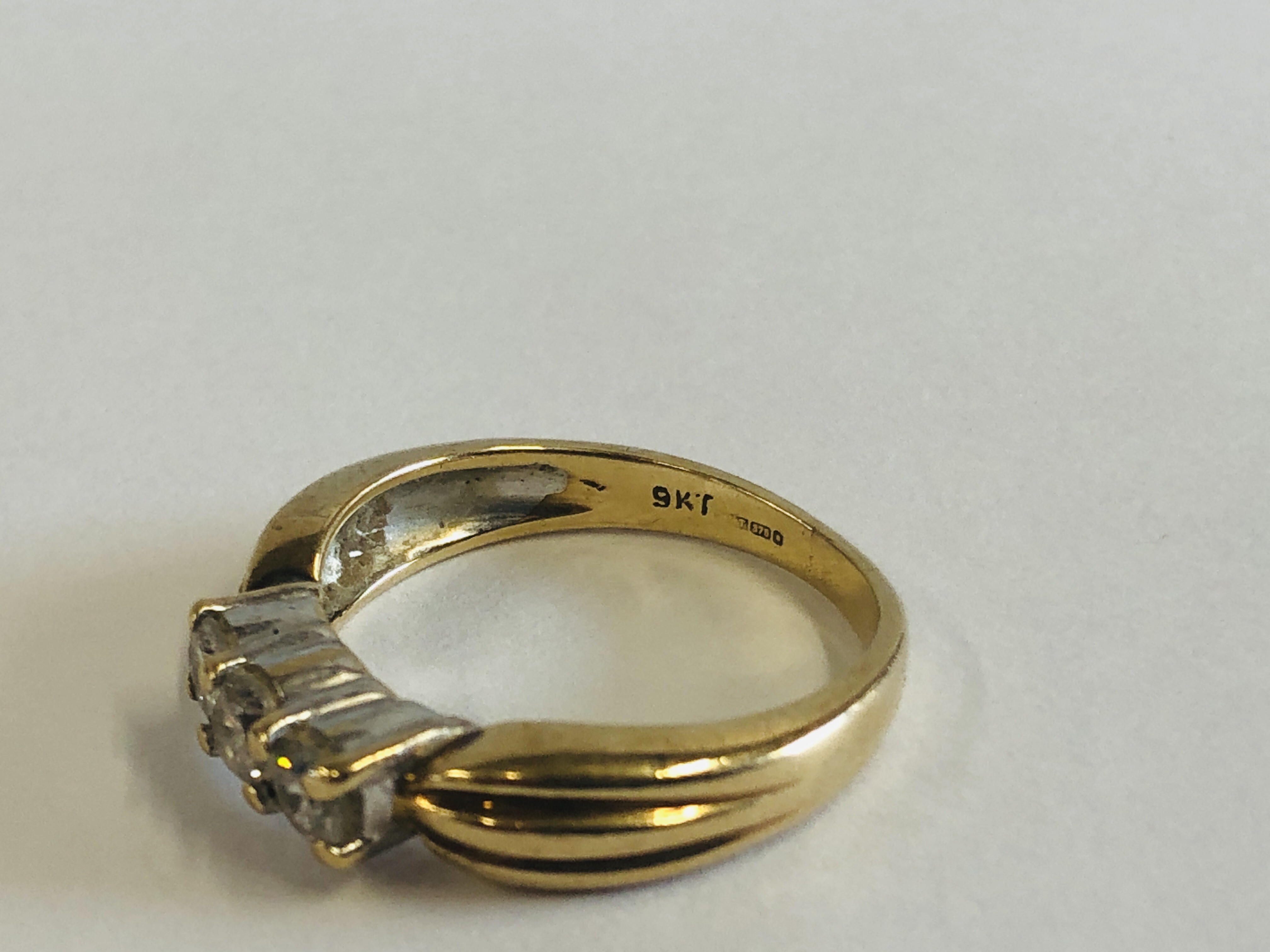 A 9CT GOLD THREE STONE DIAMOND RING. - Image 3 of 8