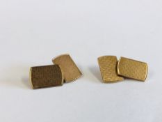 A PAIR OF VINTAGE 9CT. GOLD CUFFLINKS LONDON ASSAY R.